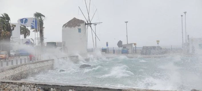 Κύματα – μαμούθ σαρώνουν τις ακτές της Πάρου (βίντεο)